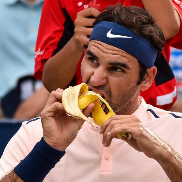 نادال تنیسور معروف در حال خوردن موز